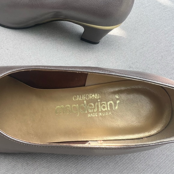 Vintage California Magdesians Taupe Leather Pumps Gold Trim & Accents - Picture 5 of 6